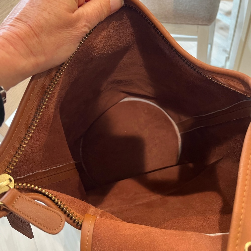 Elegant Brown Leather Shoulder Bag - Picture 6 of 12